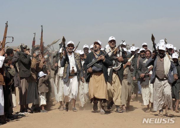 반미 구호 외치는 후티 반군 대원들