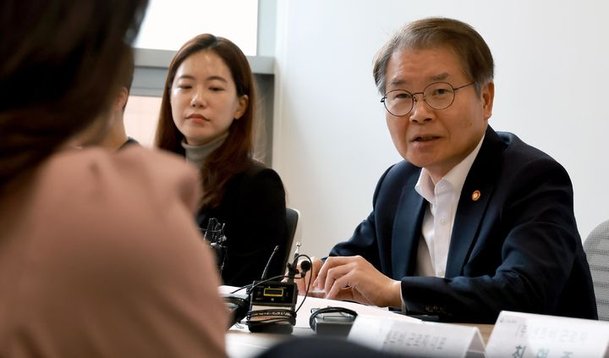 유연근무 활용 우수사업장 찾은 이정식 장관