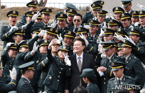 윤 대통령, 학군장교 임관 소위들과 기념사진