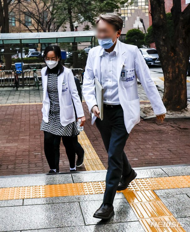 서울의대 긴급정책포럼 참석하는 의사들