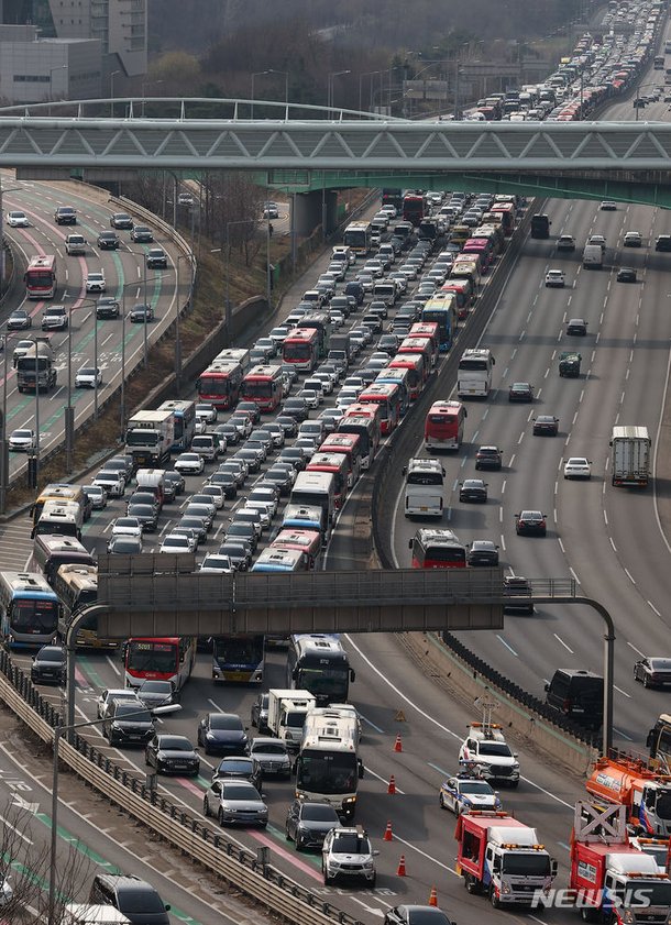 극심한 정체 빚는 경부고속도로 서울방면