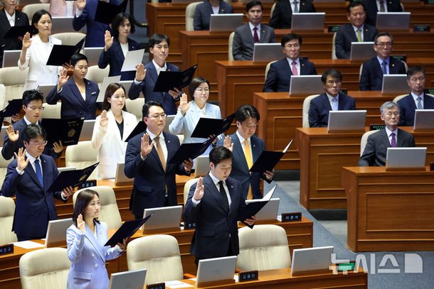 제22대 국회 개원, 선서하는 의원들