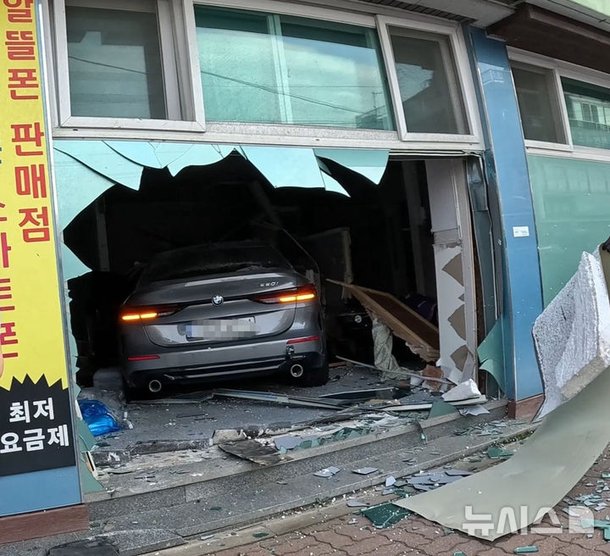 충남 서산서 한의원으로 차량 돌진…운전자 급발진 주장