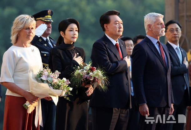 김건희 여사, 체코 국립도서관 방문…한지 활용 고서 복원 시연 참관