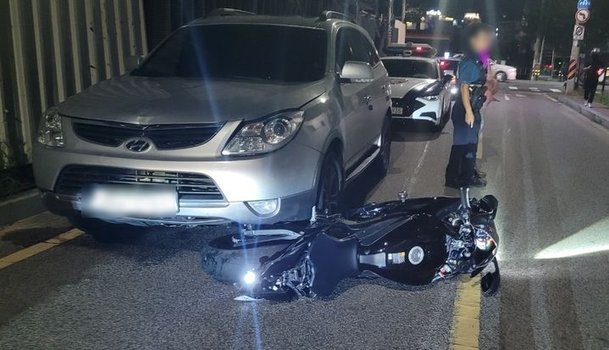 만취 상태 50대 SUV 몰다 오토바이 치고 도망…20대 여성 중상