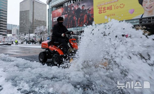 수도권의 폭설에 항공기 이착륙 비상…인천공항 여객기 34편 결항