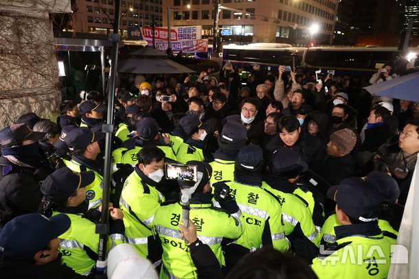 [단독]국회 행안위, 내일 긴급 현안질의…경찰 국회 진입 차단 추궁