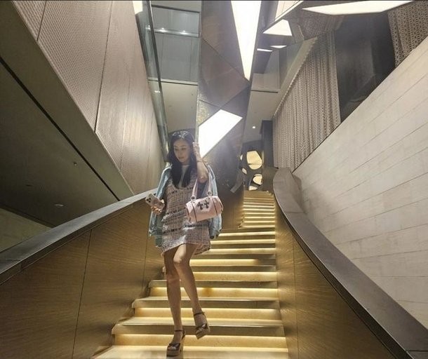 &apos;장동건♥&apos; 고소영, 독보적 아우라…늘씬한 각선미