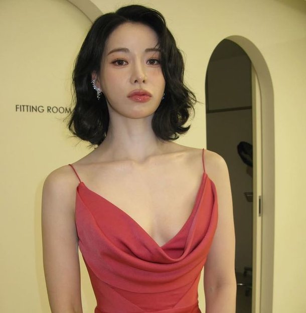 임지연, 쇄골＋가슴골 드러낸 드레스…핑크 섹시美 폭발