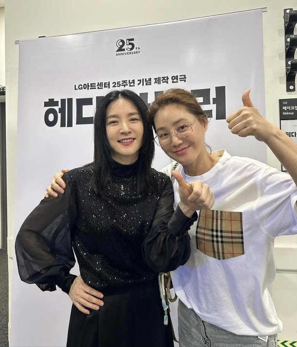 김성령·이영애, 귀한 투샷…50대 맞아? 놀라운 동안미모