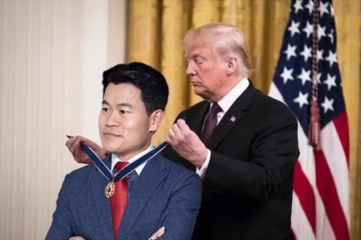 내 뒤에 미국 있다 전한길…트럼프에게 훈장을? 알고 보니