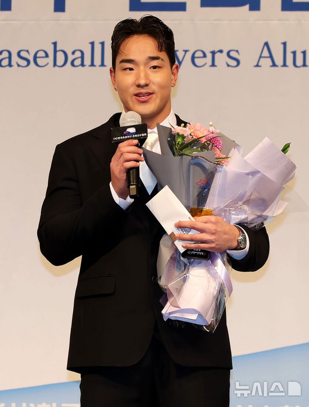 KT 위즈 안현민 시상식 장면