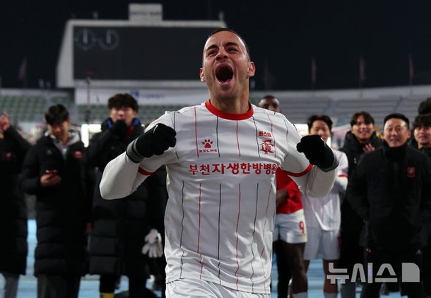 승격 후 기뻐하는 바사니