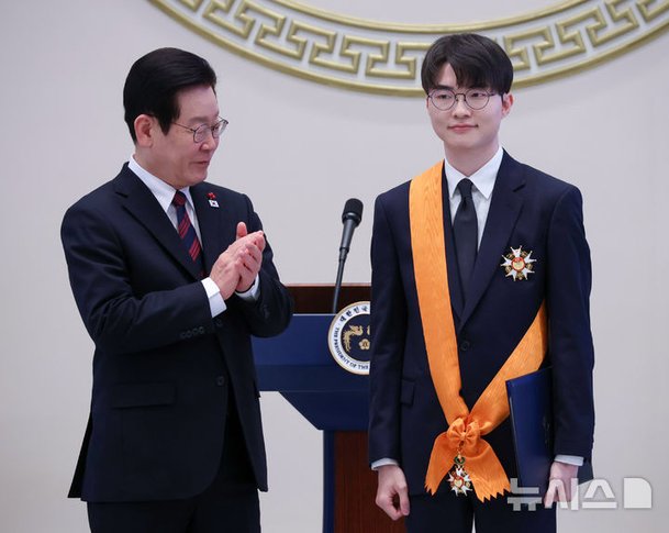 네이트 스포츠 보도 사진: 이재명 대통령이 페이커 이상혁에게 포상 수여