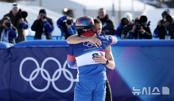 네이트에 실린 벤야민 카를과 김상겸 포옹 사진