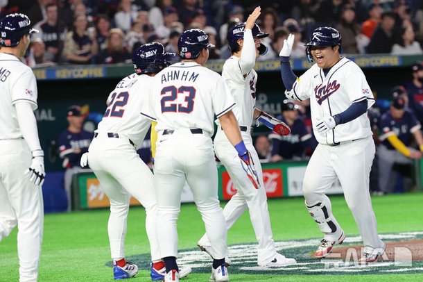 2026 WBC 한국-체코전 문보경 만루홈런 이후 축하받는 장면