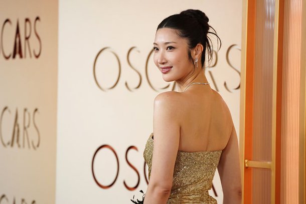 Arrival at Oscars, smiling Lee Jae