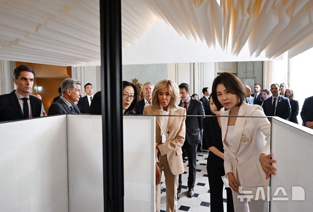 김혜경 여사, 마크롱 여사와 한지 마니아 행사 참석