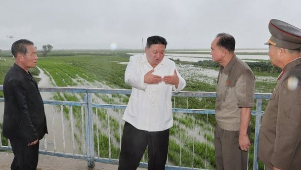 북한 김정은, 태풍 피해지역 방문해 질타 quot;만성화되고 무책임quot;