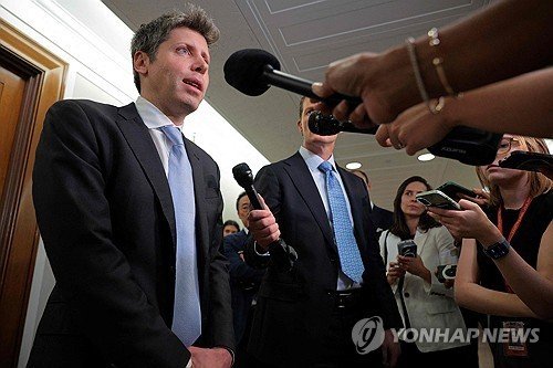 "트럼프 행정부, 오픈AI 등 인공지능 기업 지분 확보 검토"