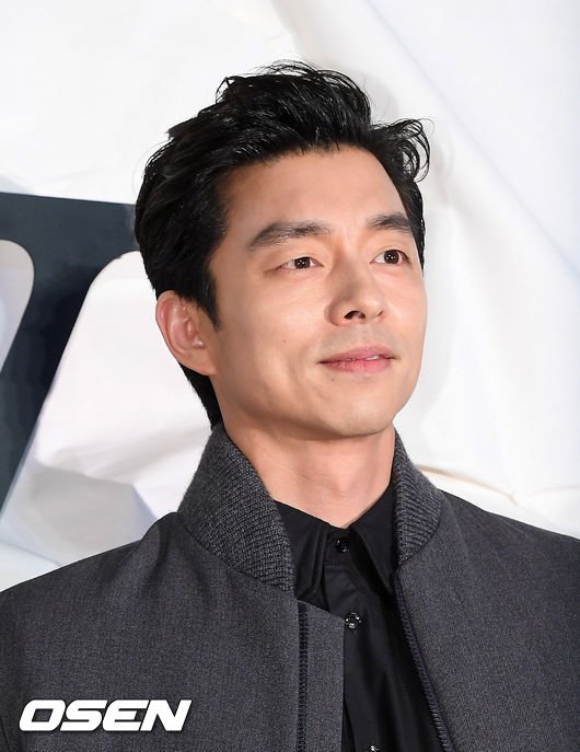 [OSEN=민경훈 기자]배우 공유가 포토월로 입장하며 포즈를 취하고 있다. / rumi@osen.co.kr