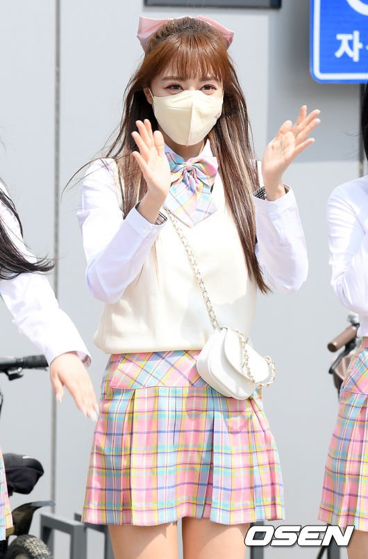 사진]브레이브걸스 은지, '교복과 맞춘 핑크 리본' : 네이트뉴스