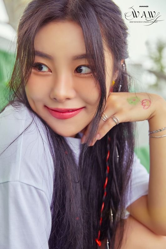 마마무 휘인, 데뷔 첫 온라인 콘서트 'WAW' 티저 이미지…청량한 분위기