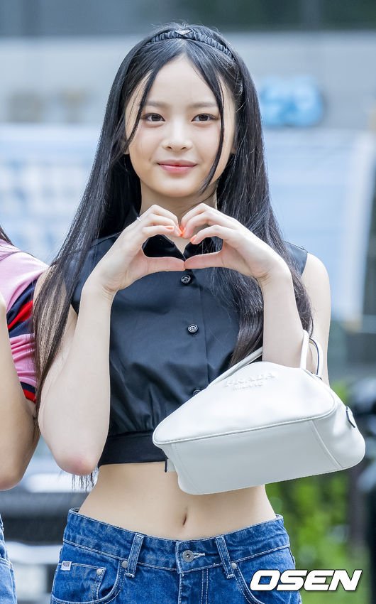 사진]뉴진스 하니,'잘록한 허리 뽐내며 하트' : 네이트 연예