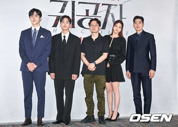 연극 붉은 낙엽 무대 위 김강우