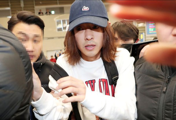 [OSEN=Incheon Airport, Lee Dae-sun Reporter] On the afternoon of the 12th, singer Jung Joon-young, who was accused of illegally filming and distributing sexual videos through a KakaoTalk group chat, suspended his overseas schedule and returned to Korea through Incheon International Airport. Singer Jung Joon-young is seen leaving the airport despite reporters trying to interview him. / sunday@osen.co.kr