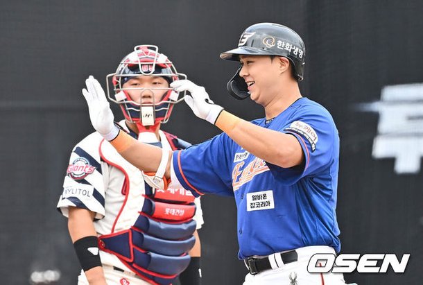 [OSEN=이석우 기자]  Hanwha Eagles' Kwon Kwang-min is greeted by his teammates at home after hitting a two-run home run with two outs and a runner on first base in the top of the second inning. 2024.09.15 / foto0307@osen.co.kr