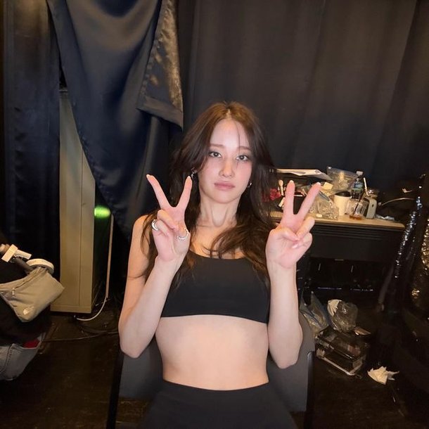 Jeon Jong-seo showcases her figure in a bra top only this time... "This is the luxury body line"