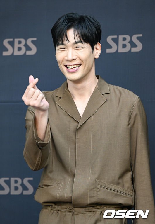 [OSEN=By Park Jun-hyeong] On the morning of the 26th, an online production presentation for the SBS drama 'Today's Webtoon' (written by Jo Ye-rang, Lee Jae-eun/directed by Jo Su-won, Kim Yeong-hwan) was held at SBS in Mokdong, Seoul. 'Today's Webtoon' is a drama that depicts the growth story of rookie webtoon editor On Maeum, a judo athlete who steps into the dynamic office life of the webtoon industry to upload today's webtoon daily. Choi Dan-i posing. 2022.07.26 / soul1014@osen.co.kr 