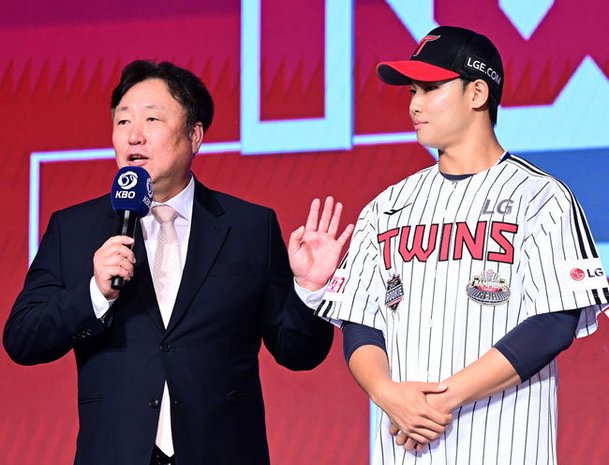 [OSEN=지형준 기자] 11일 오후서울 잠실 롯데호텔 월드에서 2025 KBO 신인 드래프트가 열렸다.2025 KBO신인 드래프트는 전면 드래프트 방식으로 진행된다. 지명은 1라운드부터 11라운드까지 이뤄지며, 2023년도 구단 순위의 역순인 키움-한화-삼성-롯데-KIA-두산-NC-SSG-KT-LG 순서로 실시된다.LG 차명석 단장이 서울고 김영우를 지명한 이유를 설명하고 있다. 2024.09.11 / jpnews@osen.co.kr