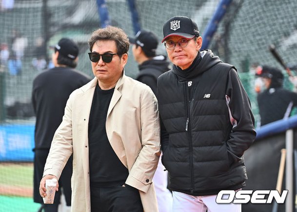 [사진] 얘기 나누는 이강철 감독과 이순철 해설위원