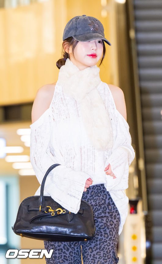 [사진]아이브 장원영,&apos;양쪽 어깨 드러낸 채&apos;