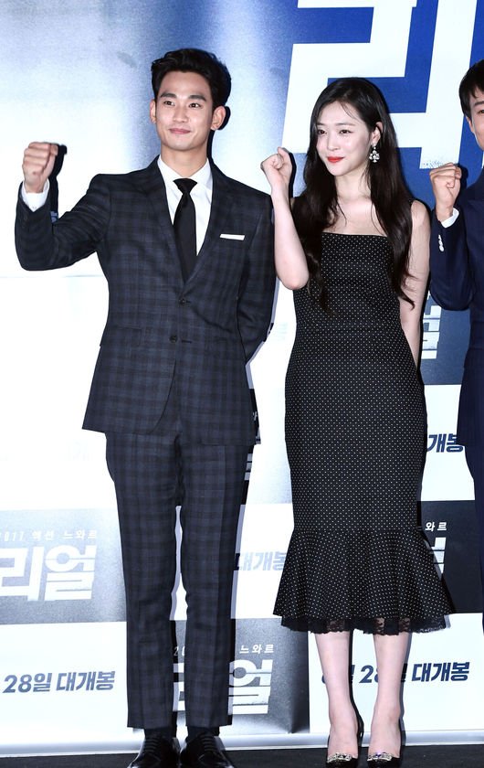 故설리 오빠까지 나섰다…"왜 노출신 강요했나" 입장요구→김수현은 침묵[Oh!쎈 이슈]