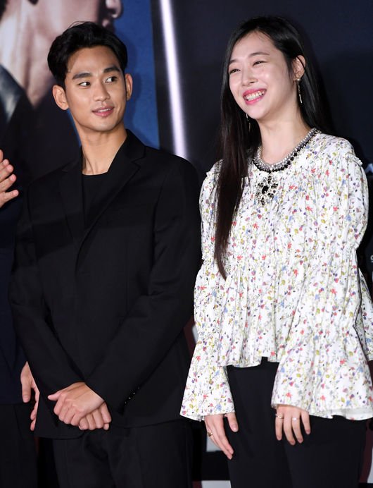 [OSEN=최규한 기자] 배우 김수현과 최진리(설리)가 27일 오후 서울 행당동 CGV왕십리에서 열린 영화 '리얼' (감독 이사랑) VIP시사회에 참석해 포즈를 취하고 있다. /dreamer@osen.co.kr