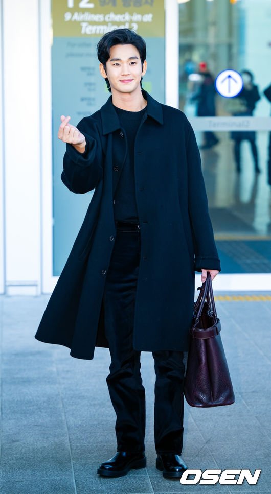 [OSEN=인천공항, 민경훈 기자] 배우 김수현이 해외 일정을 위해 17일 오전 인천국제공항을 통해 출국했다.배우 김수현은 이날 밀라노 패션위크 참석 차 인천공항을 통해 이태리 밀라노로 출국했다.배우 김수현이 출국장으로 향하며 포즈를 취하고 있다. 2025.01.17 / rumi@osen.co.kr