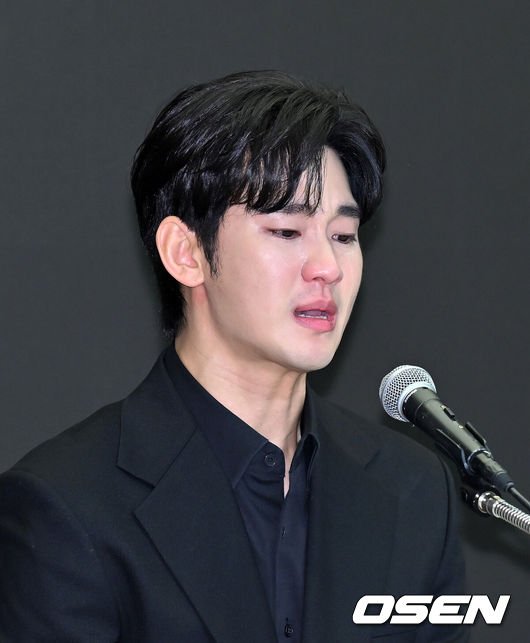 [OSEN=민경훈 기자] 31일 오후 서울 마포구 상암동 스탠포드호텔에서 김수현 기자회견이 열렸다.배우 김수현은 故김새론 사망 이후 그를 휘감은 미성년자 열애 의혹 등에 대한 기자회견에 참석한다. 고인 사망 후 44일 만이며, 김수현은 법무법인 엘케이비앤파트너스 김종복 변호사와 함께 참석한다. 다만 기자회견에서 질의응답은 이뤄지지 않는다.배우 김수현이 기자회견을 하며 눈물을 흘리고 있다. 2025.03.31 / rumi@osen.co.kr