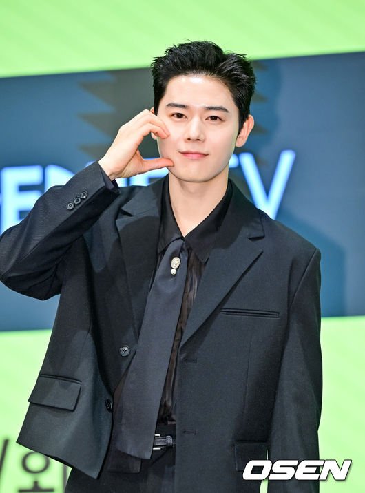 [OSEN=박준형 기자]  7일 오후 서울 신도림 디큐브시티 내 더 세인트에서 지니TV오리지널 드라마‘신병3’(연출 민진기·조제욱,극본 윤기영·강고은,원작 장삐쭈,기획KT스튜디오 지니,제작 에이투지엔터테인먼트·스토리아일랜드) 제작발표회가 진행됐다.뜨거운 기대 속 세 번째 이야기로 돌아온‘신병3’는 예측 불허 두 신병의 전입과 역대급 빌런의 복귀로 비상이 걸린 신화부대,상병 진급을 앞두고 꼬여버린 박민석(김민호 분)의 난이도 급상승한 군생활을 그린다.배우 김동준이 포즈를 취하고 있다.  2025.04.07 / soul1014@osen.co.kr