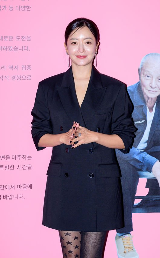 [OSEN=이대선 기자] 26일 오후 더현대 서울에서 아트 프로젝트 '아름다운 선물 展' 전시가 열렸다.&lt;br /&gt;&lt;br /&gt;콘텐츠 디렉터 김희선이 포토타임을 가지고 있다. 2023.09.26 /sunday@osen.co.kr