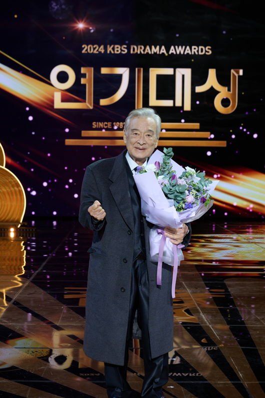 [단독] '89세' 이순재, '시상식 불참' 건강이상설 일축…&quot;많이 나아져, 거동 불편할 뿐&quot;