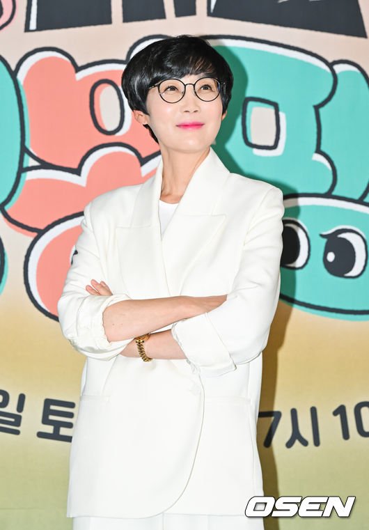 [OSEN=박준형 기자]  17일 오후 서울 상암동 스탠포드 호텔에서 JTBC 새 예능 ‘대결! 팽봉팽봉’ 제작발표회가 진행됐다.'대결! 팽봉팽동'은 요식업에 사활을 건 대표 코미디언 이봉원과 팽현숙이 해외의 작은 섬에 나란히 두 개의 식당을 내고 영업 대결을 펼치는 리얼리티 예능 프로그램으로 이날 행사에는 이진주 PD, 신혜원 PD, 최양락, 이봉원, 팽현숙, 이은지, 유승호, 곽동연이 참석했다.  팽현숙이 포즈를 취하고 있다.   2025.04.17 / soul1014@osen.co.kr