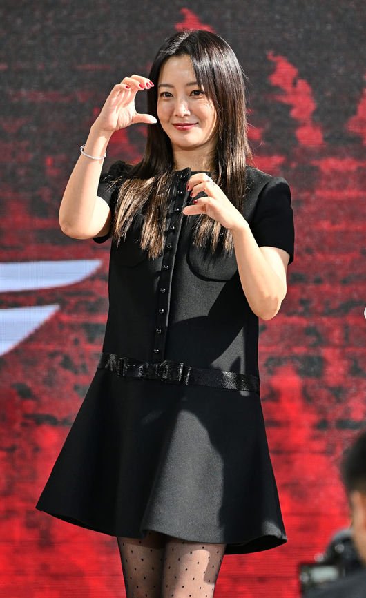 [OSEN=부산, 이석우 기자] 6일 부산 해운대구 센텀시티 영화의 전당 BIFF X GENESIS 야외무대에서 제28회 부산국제영화제 영화 ‘달짝지근해:7510' 야외무대인사가 열렸다.&lt;br /&gt;&lt;br /&gt;김희선이 팬들에게 인사를 하고 있다. 2023.10.06 / foto0307@osen.co.kr