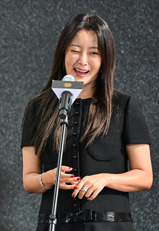 [OSEN=부산, 이석우 기자] 6일 부산 해운대구 센텀시티 영화의 전당 BIFF X GENESIS 야외무대에서 제28회 부산국제영화제 영화 ‘달짝지근해:7510' 야외무대인사가 열렸다.&lt;br /&gt;&lt;br /&gt;김희선이 팬들에게 인사를 하고 있다. 2023.10.06 / foto0307@osen.co.kr