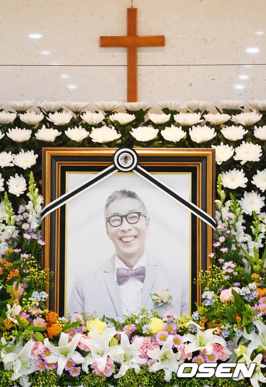 [OSEN=사진팀] 코미디언 故서세원의 빈소가 30일 서울 아산병원 장례식장에 차려졌다.  서세원은 지난 20일 오전 11시께 캄보디아 프놈펜 한인병원에서 사망했다. 30일부터 한국코미디언협회장으로 장례가 치러진다. 캄보디아에서 화장된 서세원의 유해도 이날 국내에 도착한다. 발인은 5월2일.2023.04.30 /photo@osen.co.kr&lt;사진=사진공동취재단&gt;