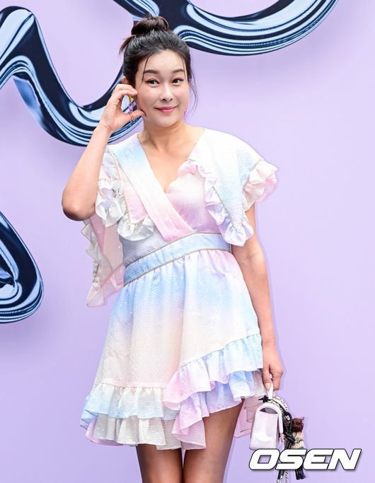 [단독] 현영, 명품브랜드 사은품 되팔이 논란 종결…업체 측 구매 대행 알선, 대행료만 받아 (인터뷰)
