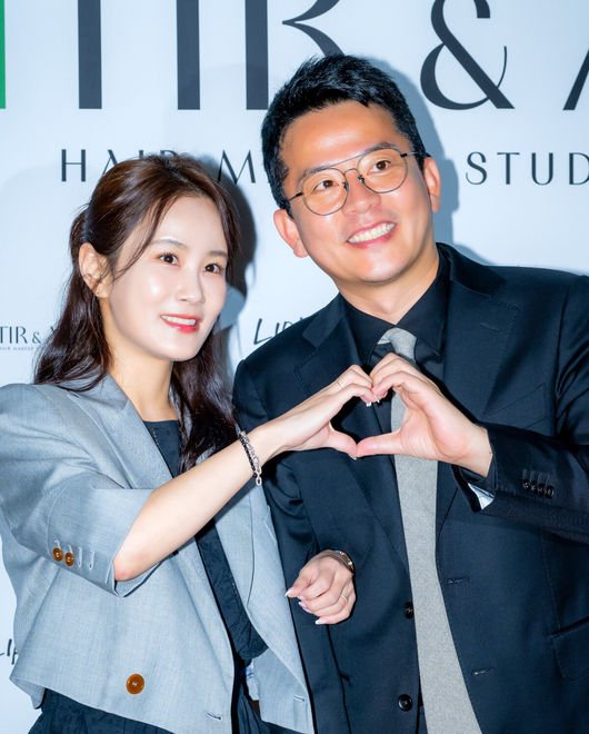[OSEN=민경훈 기자] 김준호-김지민 커플이 22일 오후 서울 강남구 청담동의 한 카페에서 진행된 헤어 브랜드 오프닝 파티 포토콜 행사에 참여했다.김지민와 김지민은 7월 결혼을 앞두고 있다.김준호 김지민 커플이 입장하며 포즈를 취하고 있다. 2025.04.22 / rumi@osen.co.kr