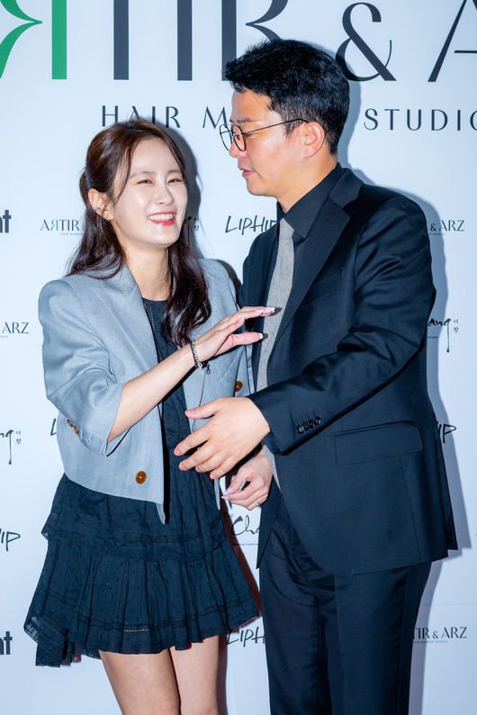 [OSEN=민경훈 기자] 김준호-김지민 커플이 22일 오후 서울 강남구 청담동의 한 카페에서 진행된 헤어 브랜드 오프닝 파티 포토콜 행사에 참여했다.김지민와 김지민은 7월 결혼을 앞두고 있다.김준호 김지민 커플이 입장하며 포즈를 취하고 있다. 2025.04.22 / rumi@osen.co.kr